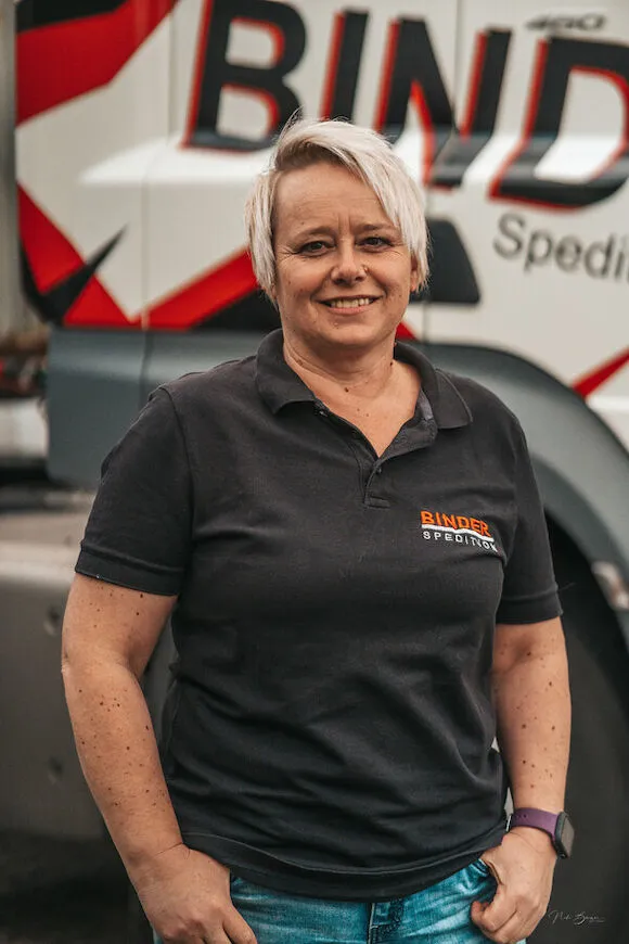 Michaela Berger vor Binder Spedition LKW
