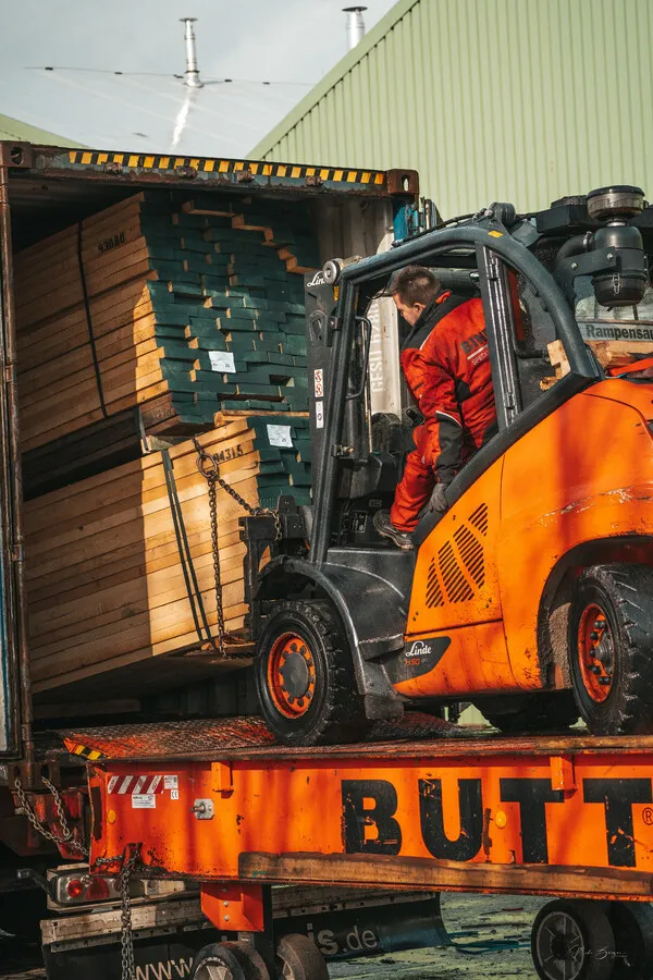 Binder Stapler beim Container-Stripping von Schnittholz